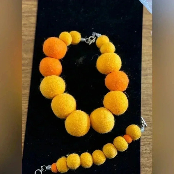 UNIQUE handmade wool necklace and bracelet. Smoke free home. - Picture 4 of 5